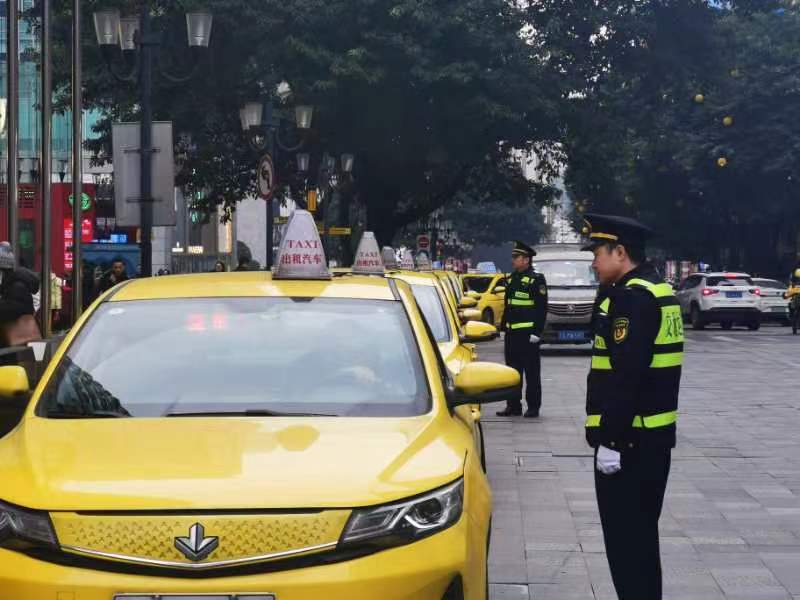 执法队员在出租车候客点引导车辆有序排队候客。受访者供图