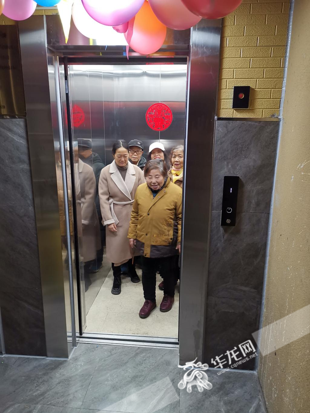 电梯开通首日，居民们乘坐电梯体验。华龙网记者 伊永军 摄