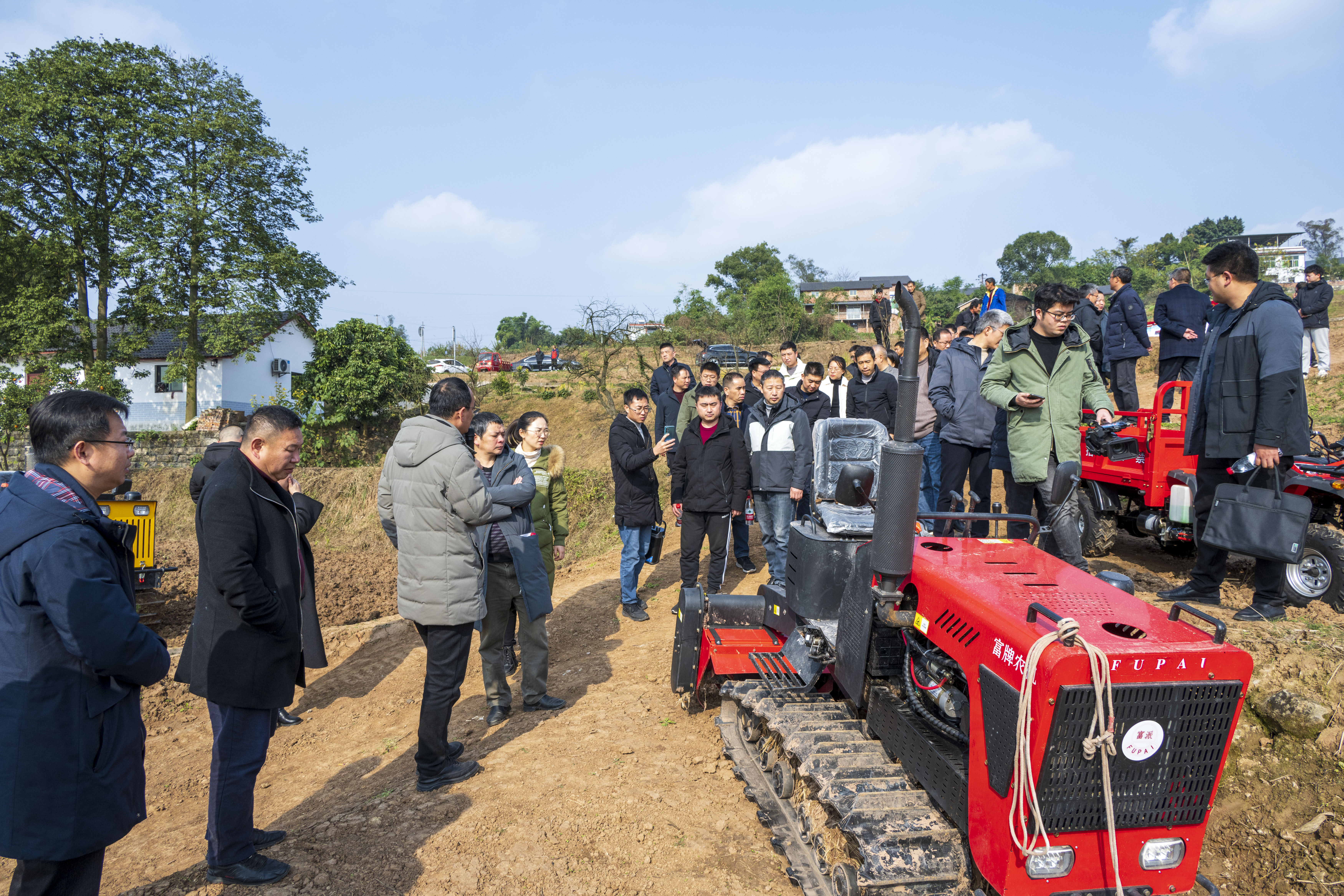 全国首创丘陵山区适度规模户作机械化生产模式 江津区旋耕机收割机开进“巴掌田”2