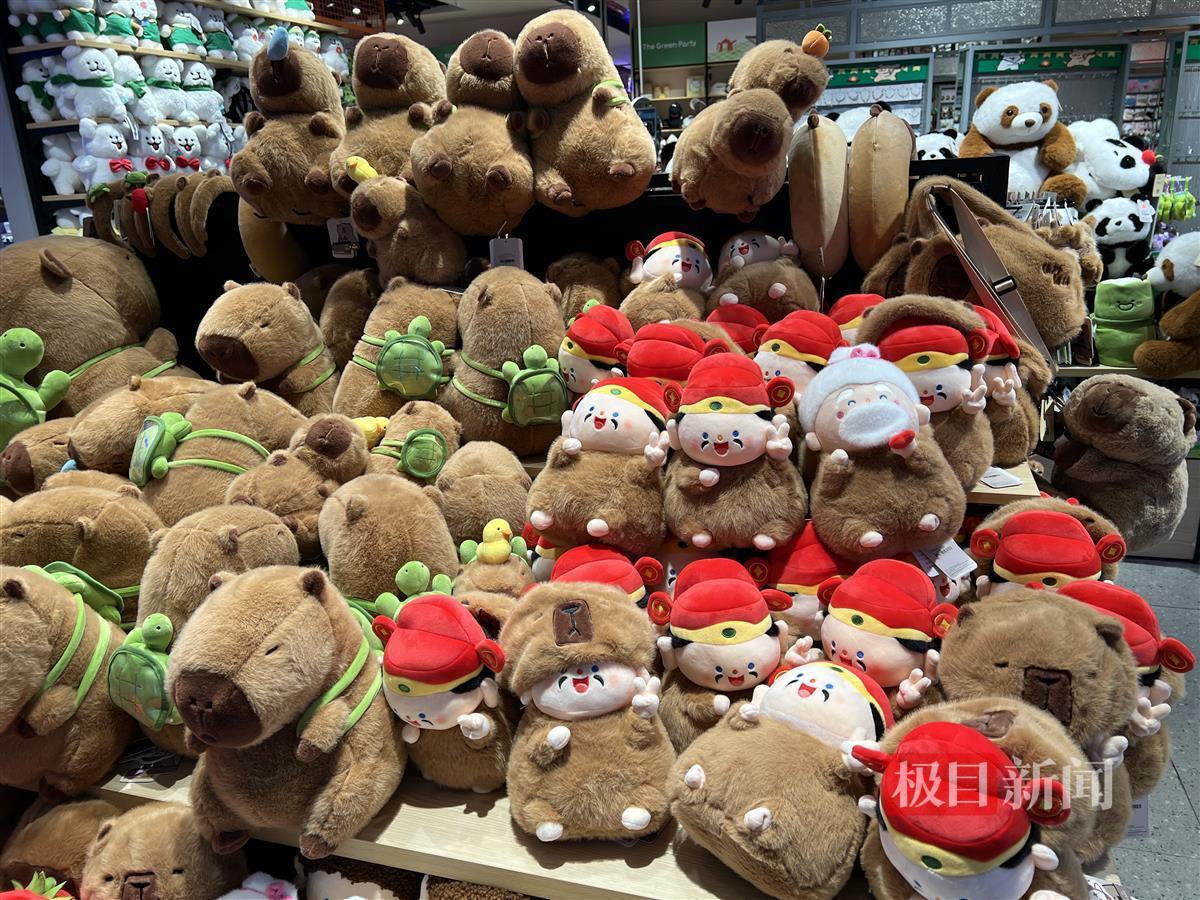 财神猪猪侠、贺岁奶龙……网红IP遇上传统春节，Z世代成消费主力2