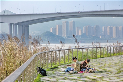 冬日暖阳下，市民在盘溪河滨江公园休闲小憩。记者 曹检 摄