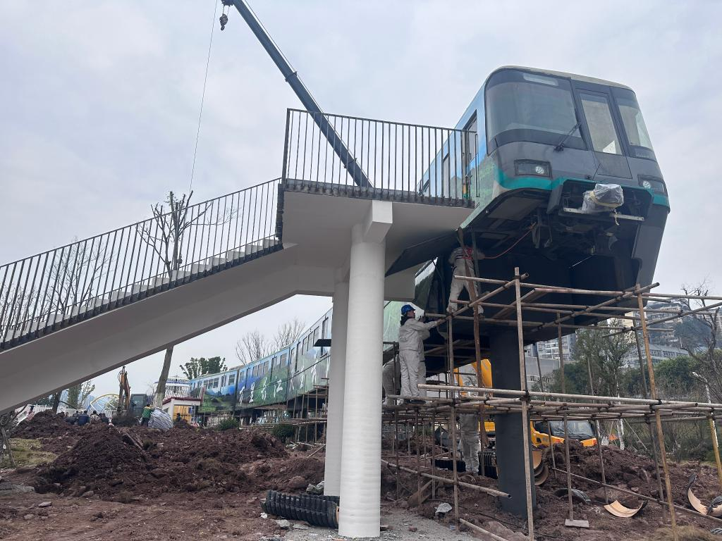 The scrapped train has arrived at Fuxing Children’s Park in Yunyang, which is still under construction. (Photo provided by Chongqing Rail Transit Group)