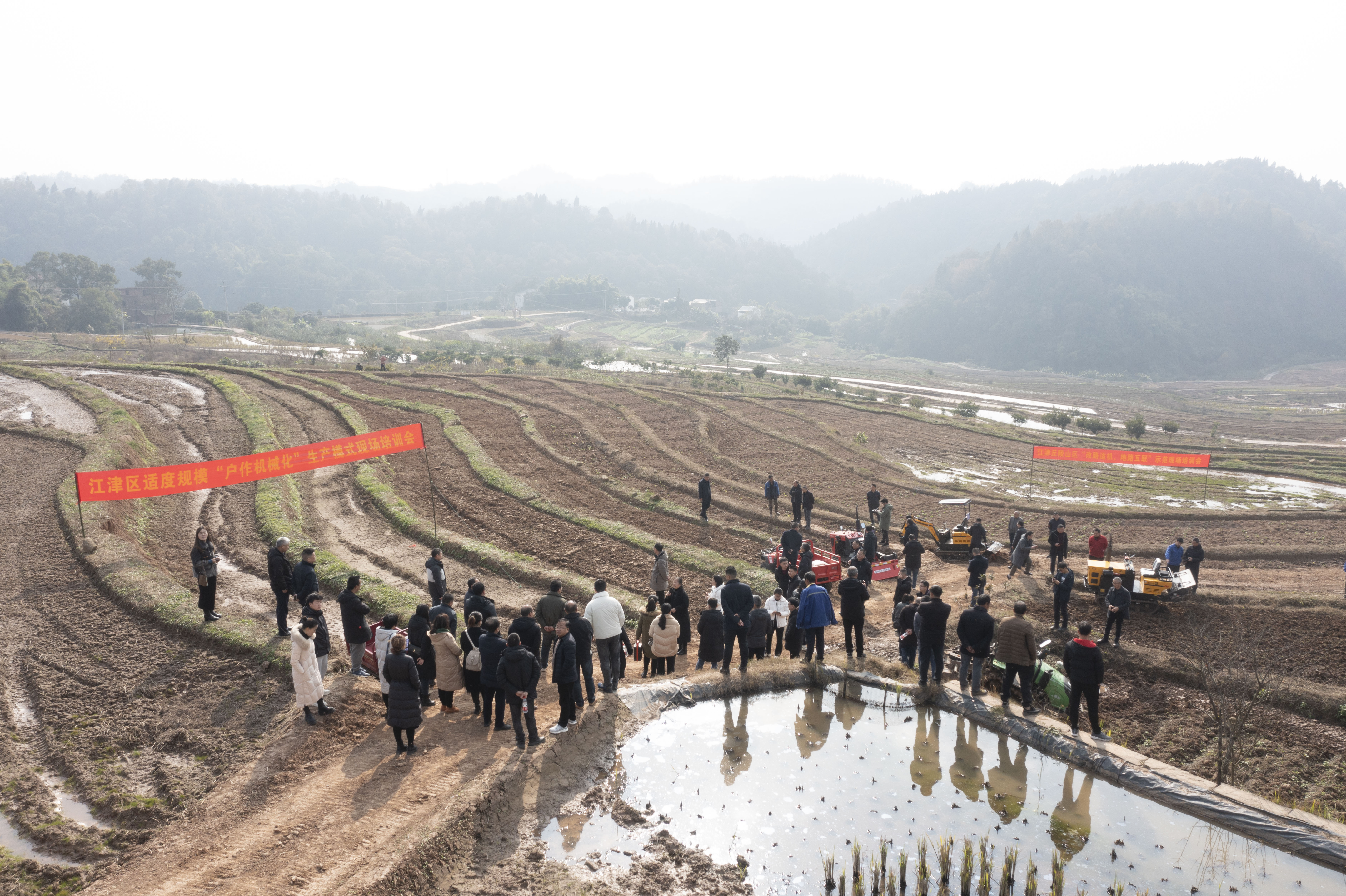 全国首创丘陵山区适度规模户作机械化生产模式 江津区旋耕机收割机开进“巴掌田”1