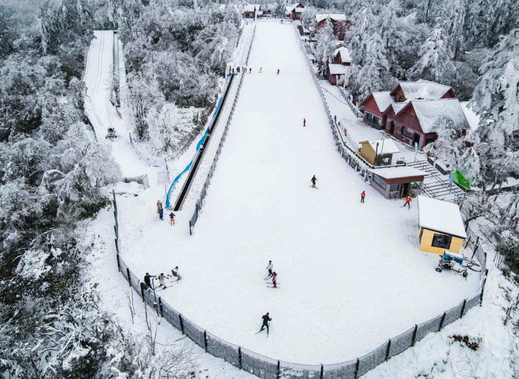 The ski resort on Emei Mountain (Photo provided by the Sichuan Provincial Department of Culture and Tourism)