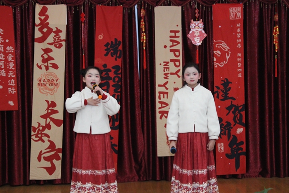 潼南区“你好·新年”音乐诗会现场，小朋友在精彩表演。受访者供图