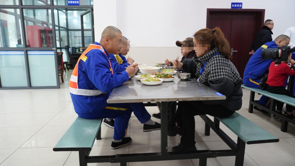 戒毒人员和家属吃着“团年饭”。重庆市江北强制隔离戒毒所供图
