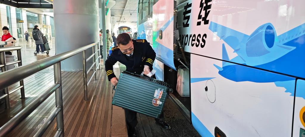 驾驶员汪强帮乘客搬运行李。重庆两江公交供图
