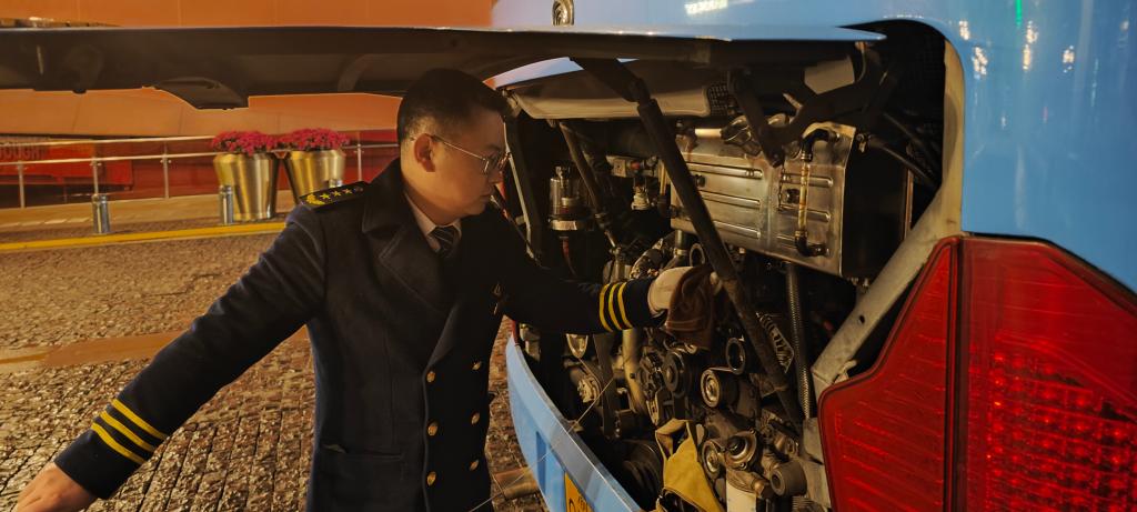 公交驾驶员汪强对车辆进行检查。重庆两江公交供图