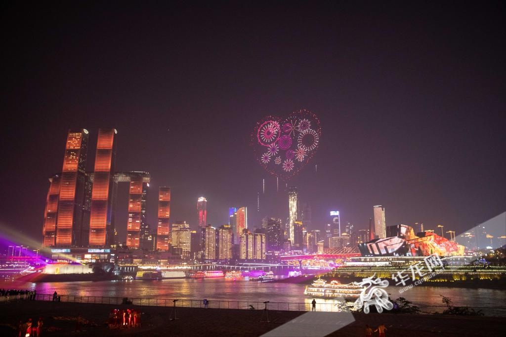 除夕夜，重庆举行“两江四岸”夜景灯饰联动展演多媒体灯光秀。华龙网记者 石涛 摄