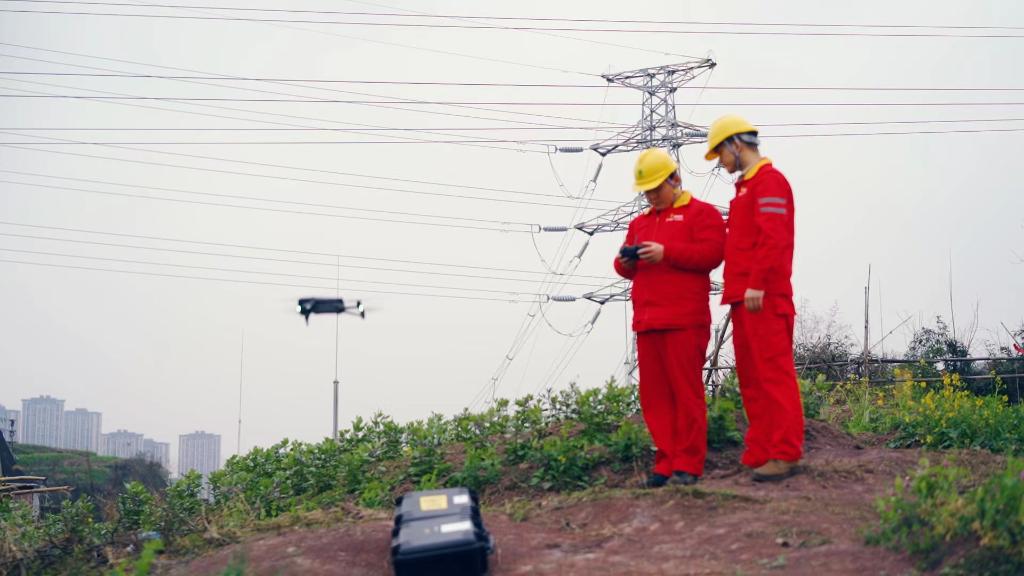 王睿和同事在利用无人机巡线。国网重庆永川供电公司供图