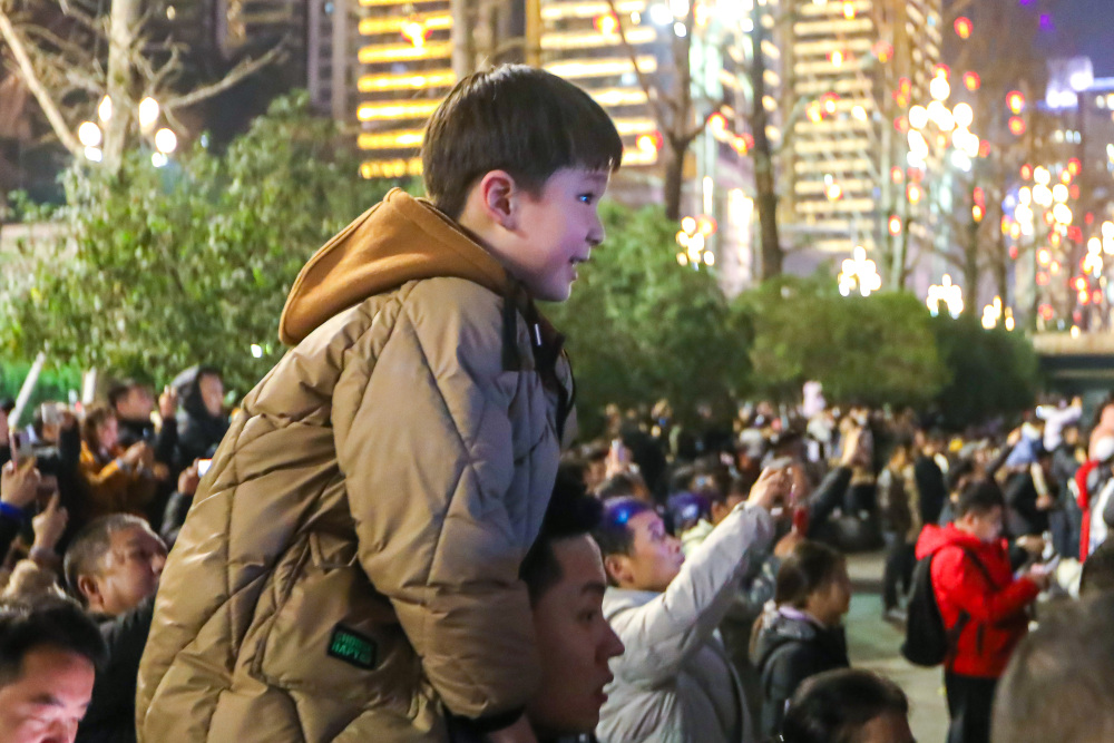 2024重庆“两江四岸”夜景灯饰联动展演多媒体灯光秀“上映” 山城流光溢彩迎新年2