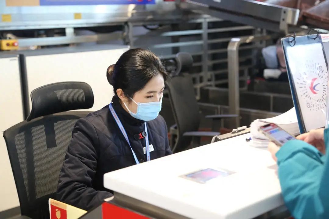 春节值守的00后：过年吃老家寄来的烧鸡