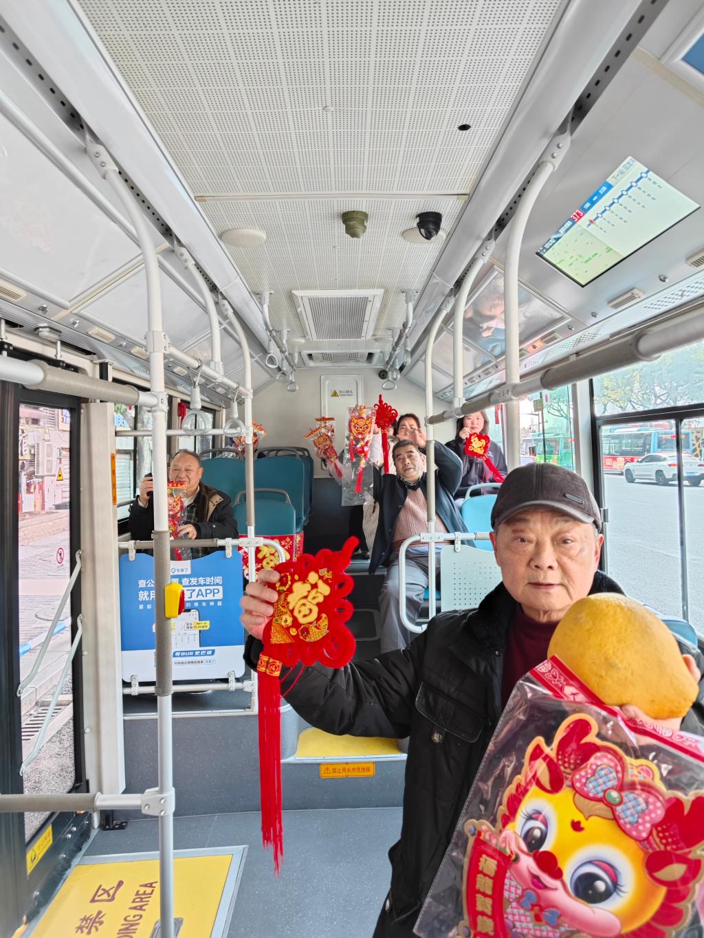 乘客收到驾驶员李翔送的新年祝“福”。重庆南部公交供图