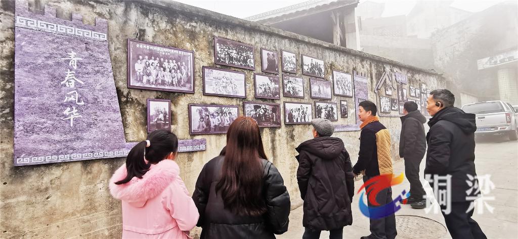游客正兴致勃勃观看古城百年历史照片。通讯员 赵武强 摄