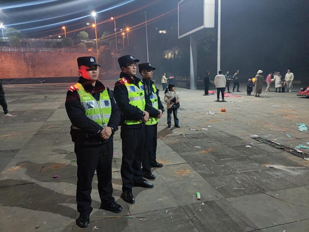 民警正在辖区执勤。 垫江县公安局供图