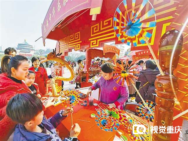 2月10日，大年初一，重庆中国三峡博物馆大门外的非遗集市上，非遗大师们和游客一起体验非遗技艺，感受传统中国年。记者 李晟 摄 视觉重庆