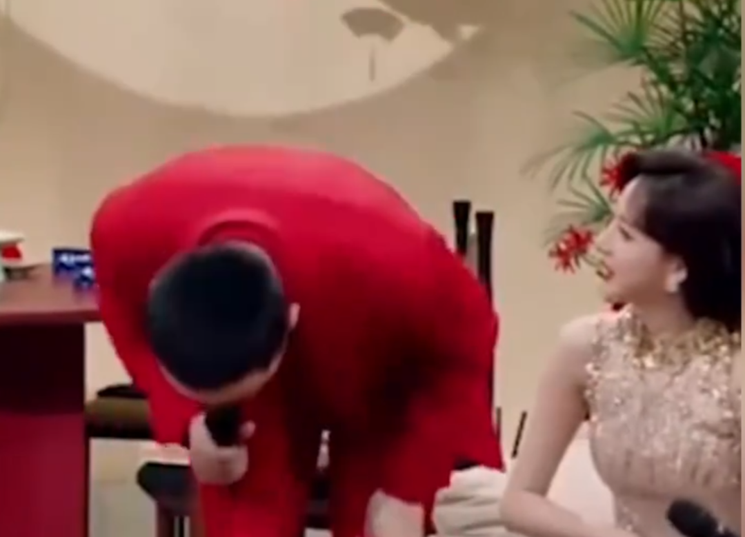 尼格买提鞠躬道歉!到底剩了两张什么牌?导演回应!“迪丽热巴美疯”引爆热搜,章若楠同款毛衣卖光了……1