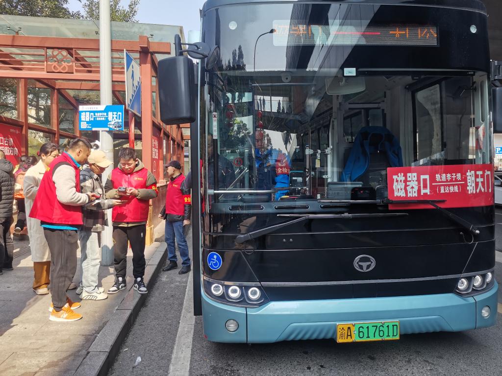 公交志愿者引导乘客乘车。重庆北部公交供图