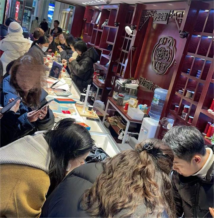 金光闪闪！排队两小时，有老板忙到没空吃饭，春节你买黄金了吗？2