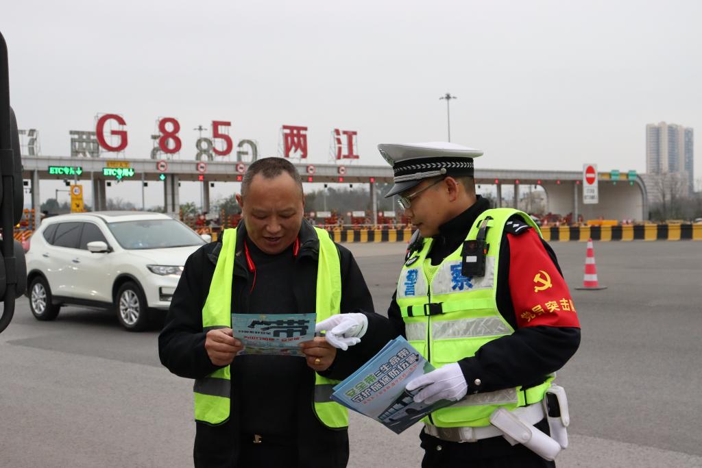 江伟民给过往司机宣传道路安全知识。受访者供图