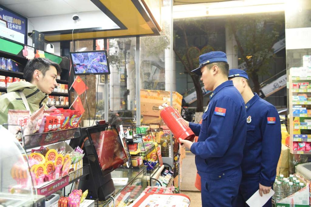 消防宣传员在景区景点门店检查消防器材配置是否齐全有效。记者 姚延洋 供图