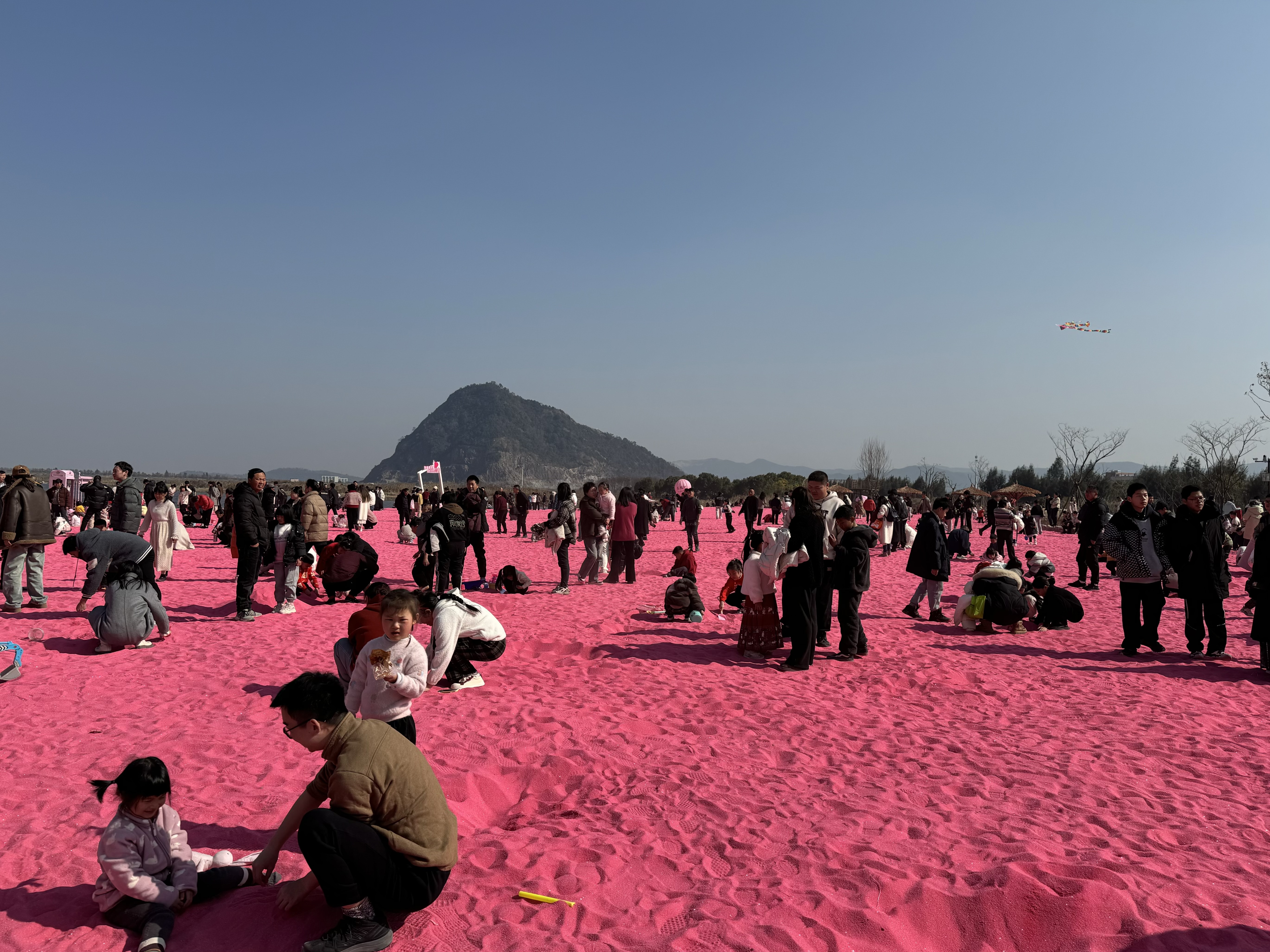 春节旅游再现“人从众”：景区小桥成“人桥”，博物馆春节假期门票约满1