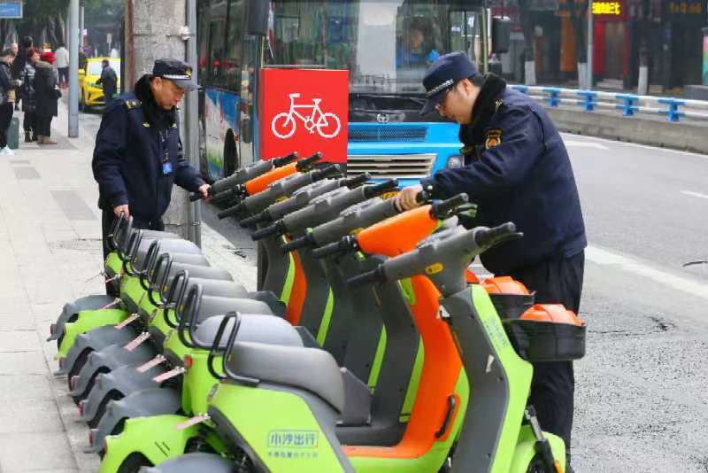 重庆城管执法春节期间市容保障服务“不打烊”。受访者供图