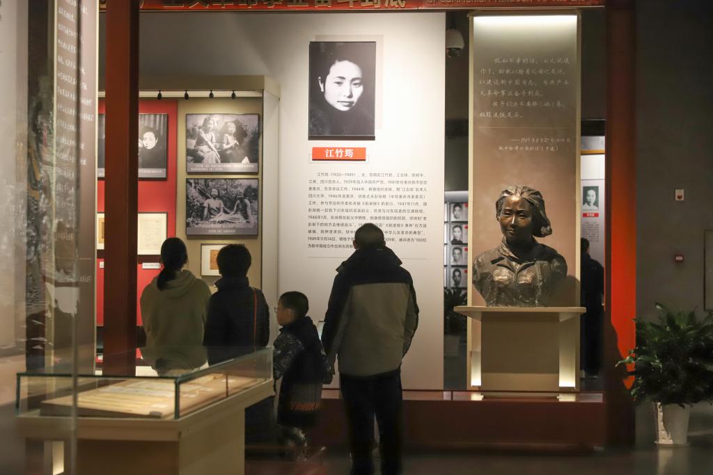 游客在歌乐山革命纪念馆内参观。记者 杨飞 供图