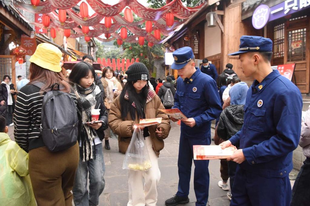 消防宣传员在景区景点向市民、游客宣传消防安全知识。记者 姚延洋 供图