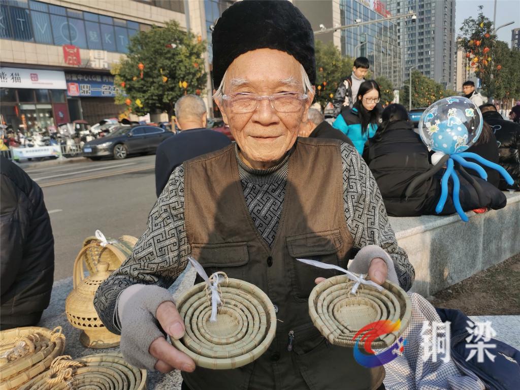 刘玉国老人正在展示他的竹编工艺品。通讯员 赵武强 摄
