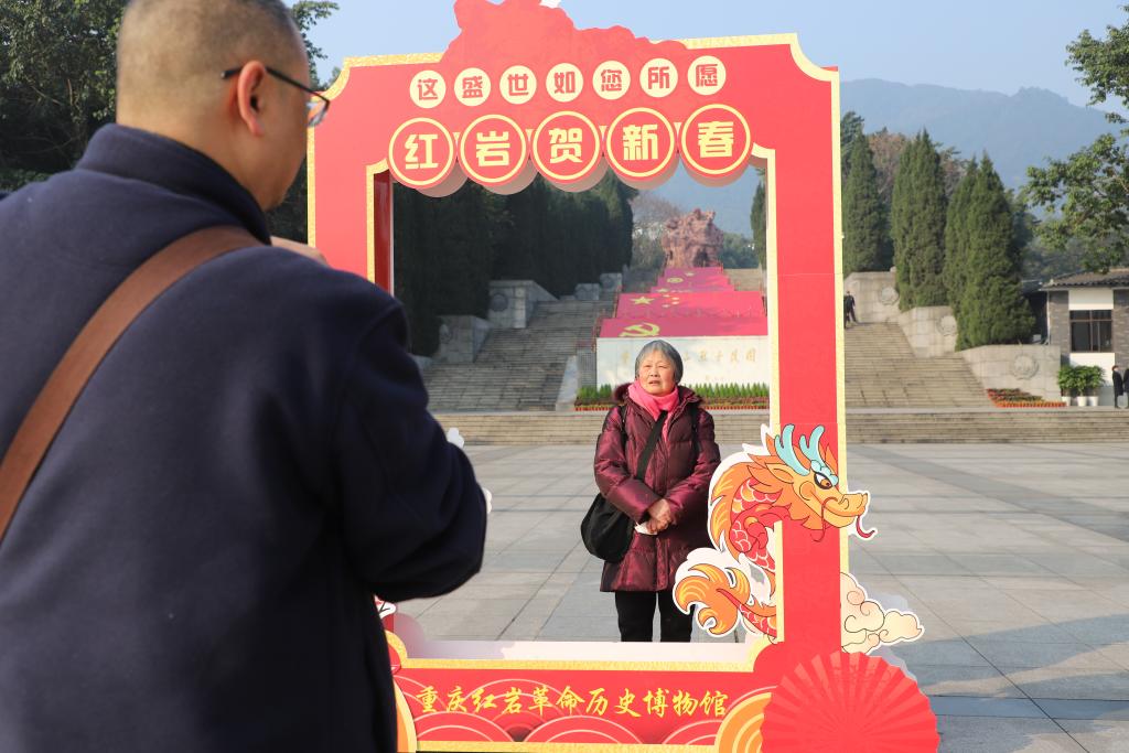 游客在歌乐山革命纪念馆打卡拍照。记者 杨飞 供图