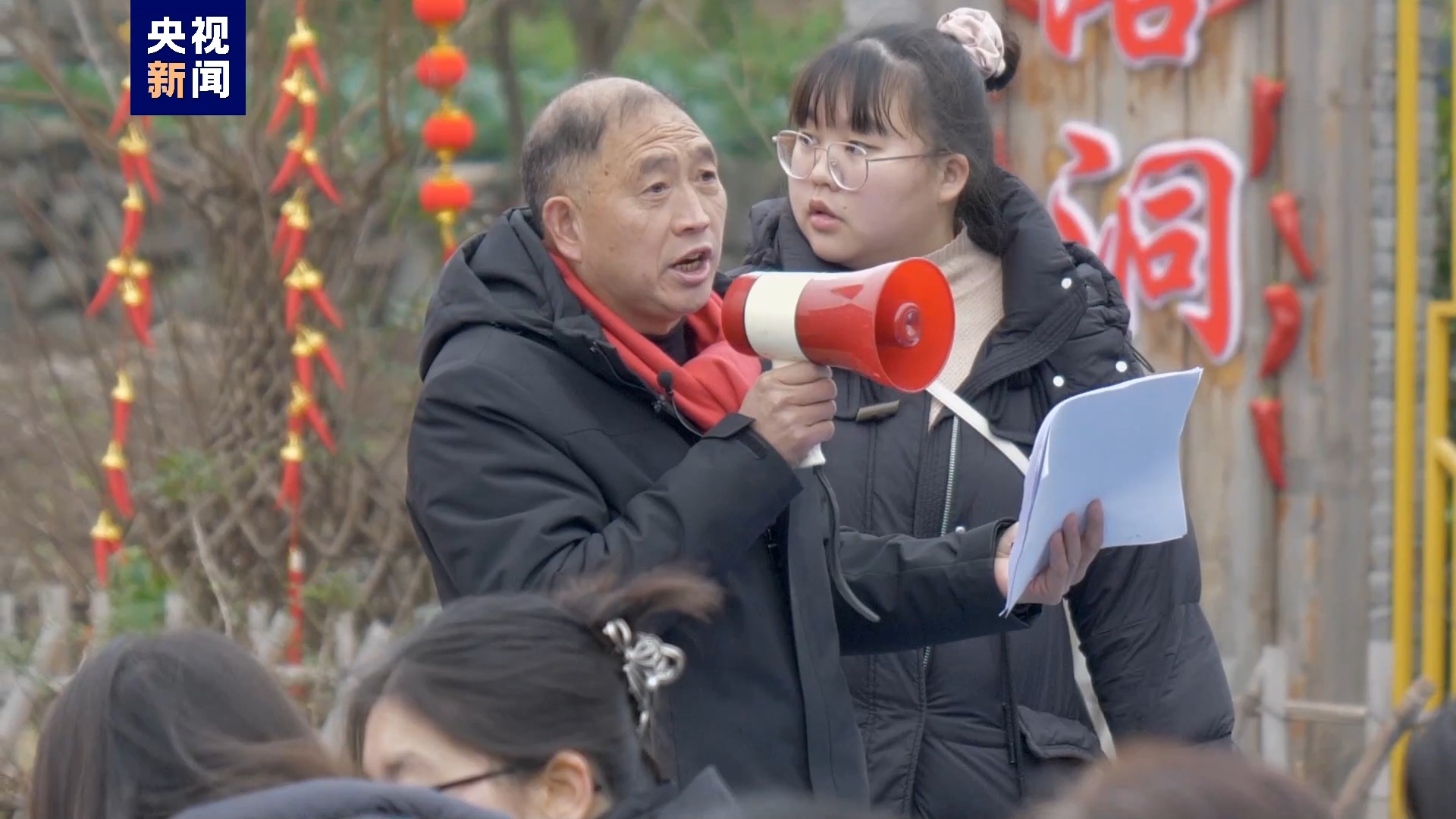 新春走基层丨团年饭现场分红！“山羊小镇”村支书如何让村民日子越过越红火？9