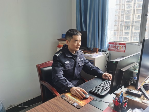 大年三十，民警殷晓龙坚守岗位开展工作。 垫江县公安局供图