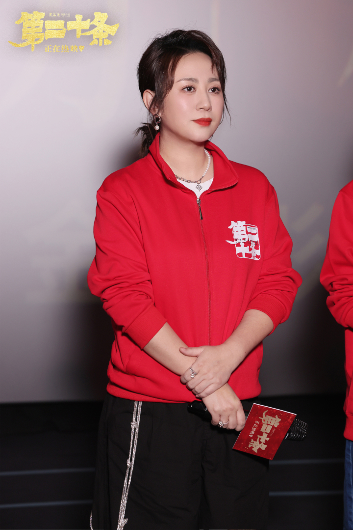 春节档票房破40亿，《热辣滚烫》13.5亿领跑，贾玲终露脸与观众见面11