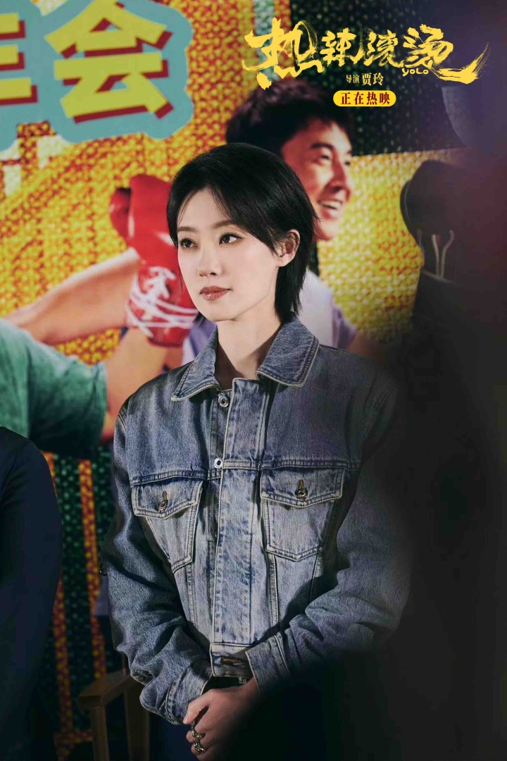 春节档票房破40亿，《热辣滚烫》13.5亿领跑，贾玲终露脸与观众见面4