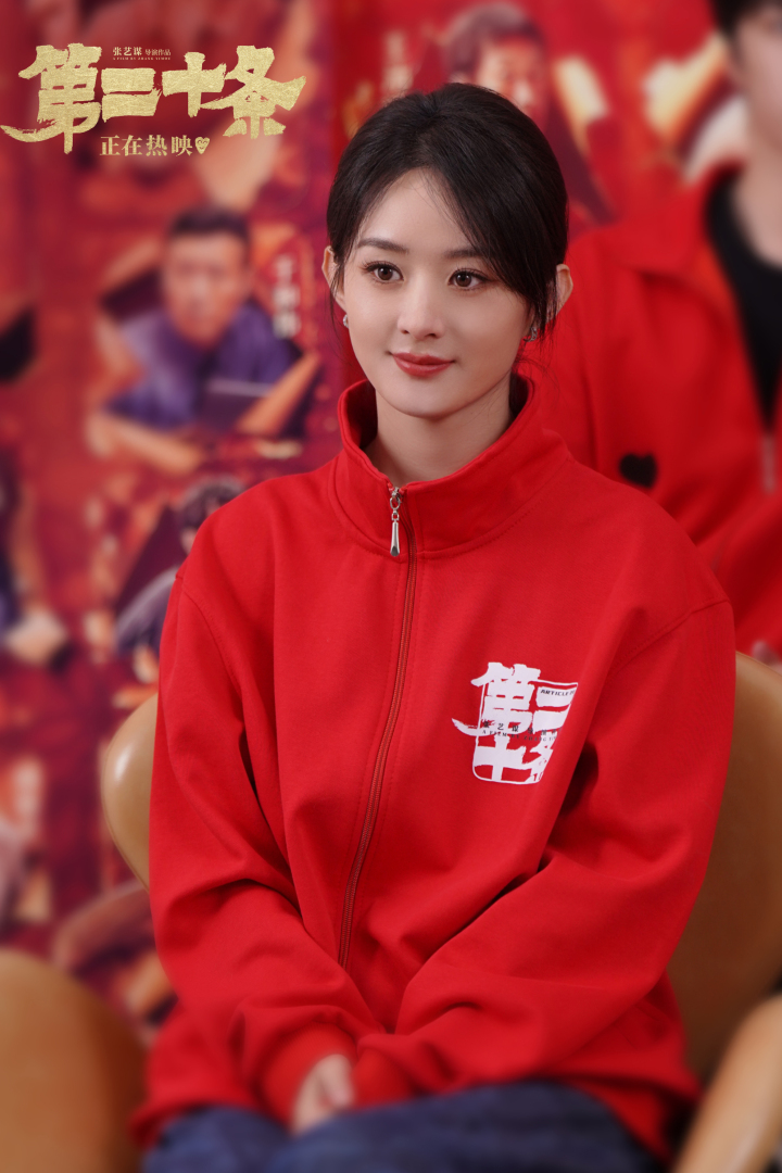 春节档票房破40亿，《热辣滚烫》13.5亿领跑，贾玲终露脸与观众见面12