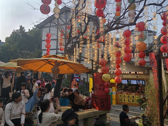 磁器口古镇的节日氛围浓厚。华龙网记者 李天春 摄