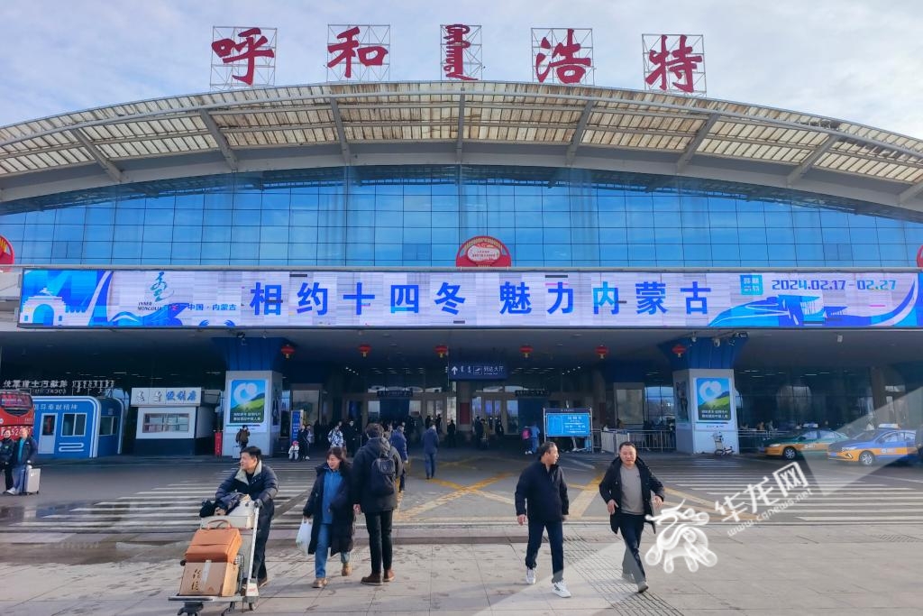 2月13日，华龙网报道小分队抵达内蒙古自治区呼和浩特白塔机场。华龙网特派记者 石涛 摄
