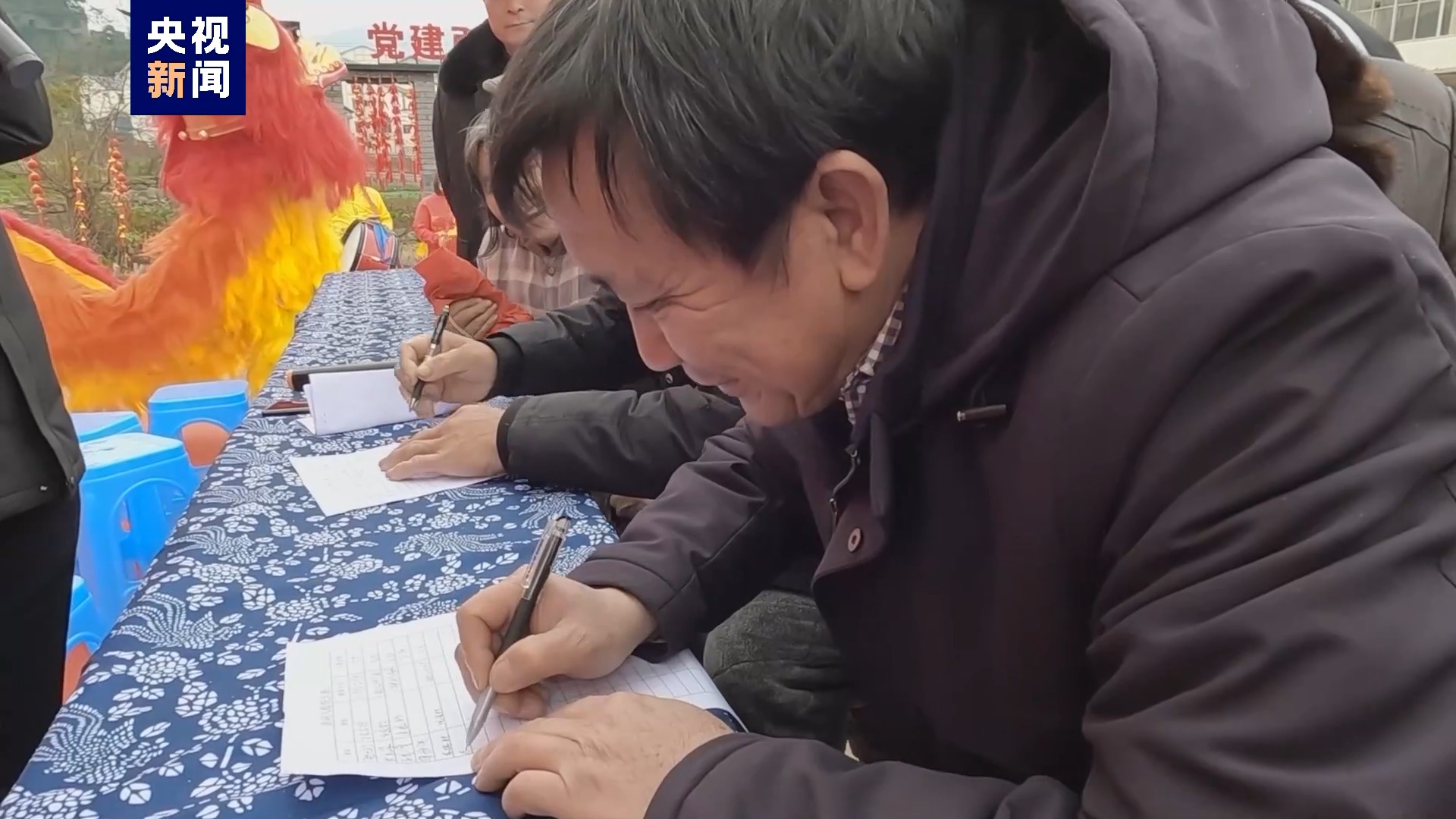 新春走基层丨团年饭现场分红！“山羊小镇”村支书如何让村民日子越过越红火？13