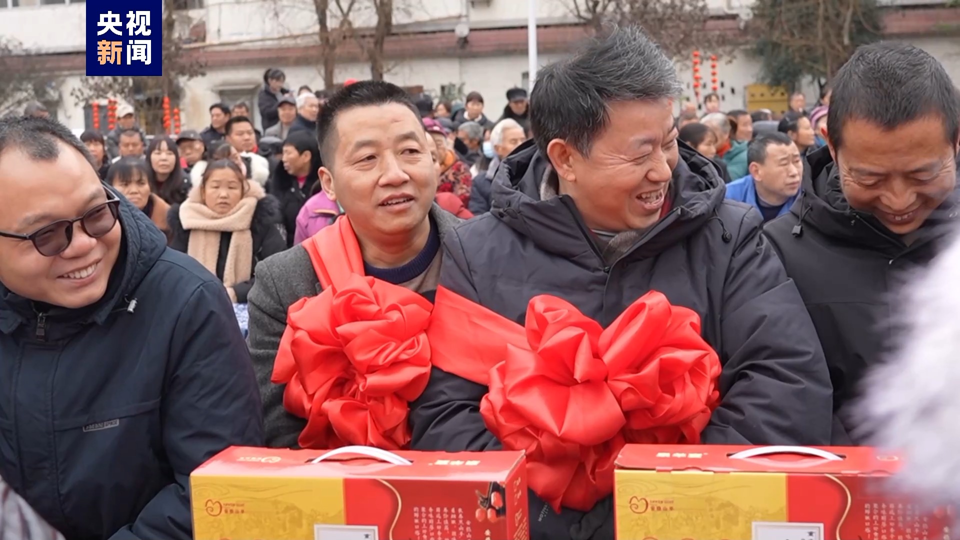 新春走基层丨团年饭现场分红！“山羊小镇”村支书如何让村民日子越过越红火？10