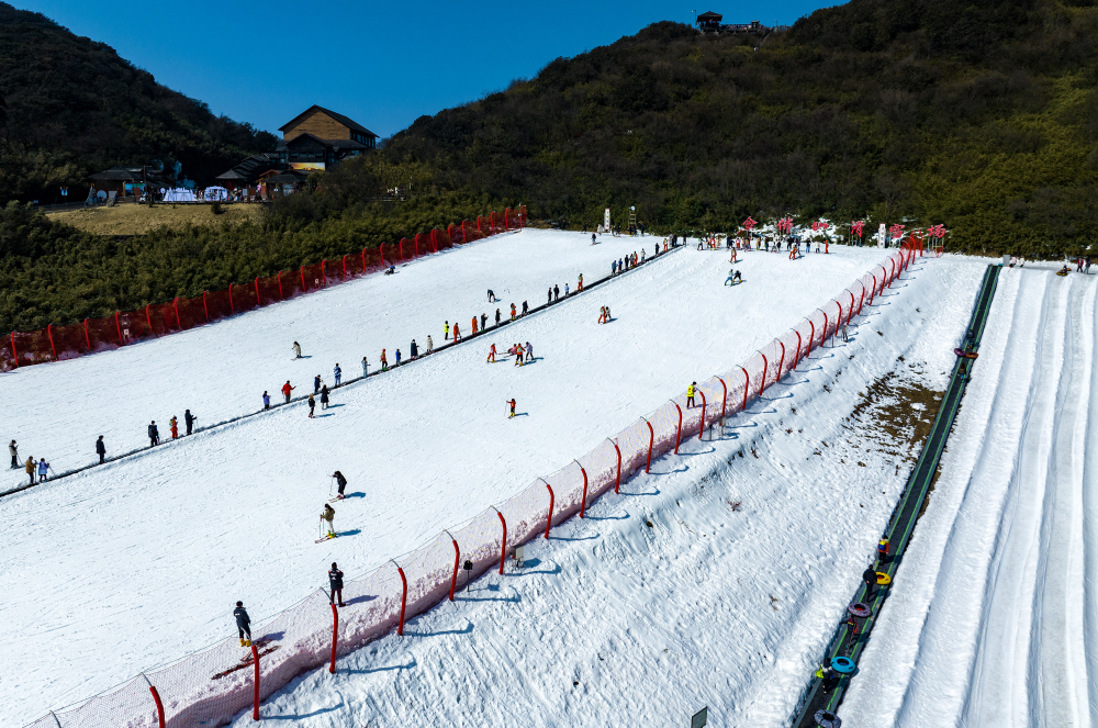 2月12日,南川区金佛山滑雪场,游客在雪场里开心滑雪,乐享快乐自在的