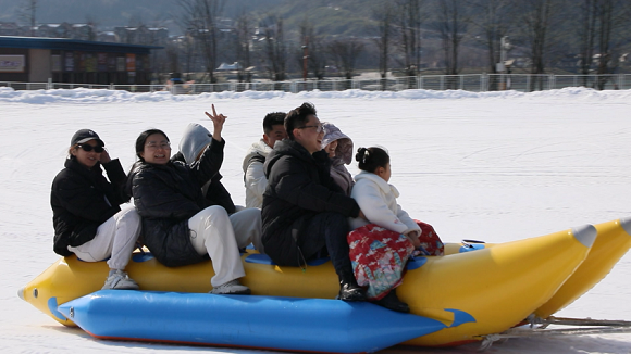 游客体验雪地香蕉船。丰都县委宣传部供图 华龙网发