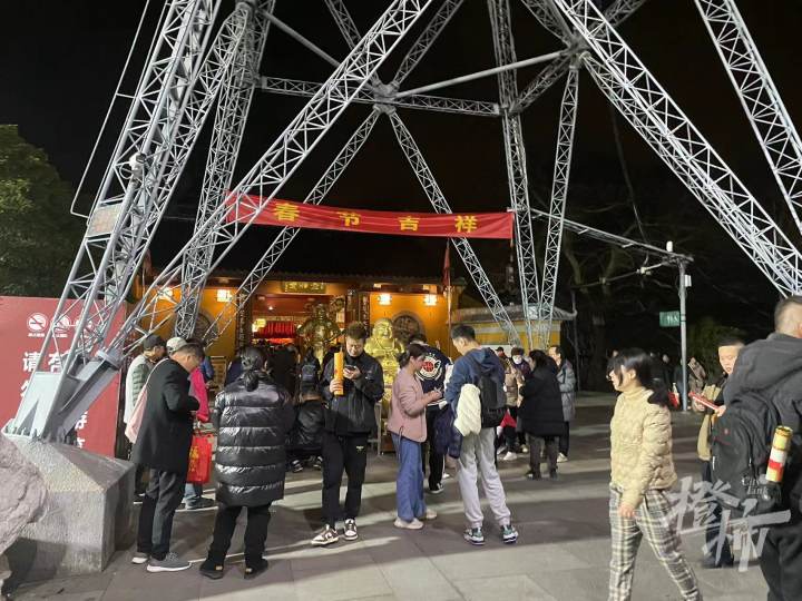 灵顺寺凌晨3点全是人：根本挤不上，北高峰索道提前4小时开放，一度暂停售票2