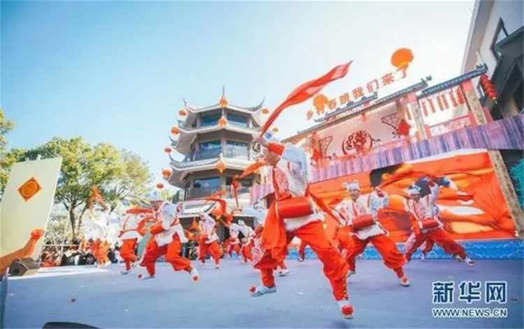 这届年轻人返乡过年“花式整活”：爆改奶奶拍写真，带火“村咖”5