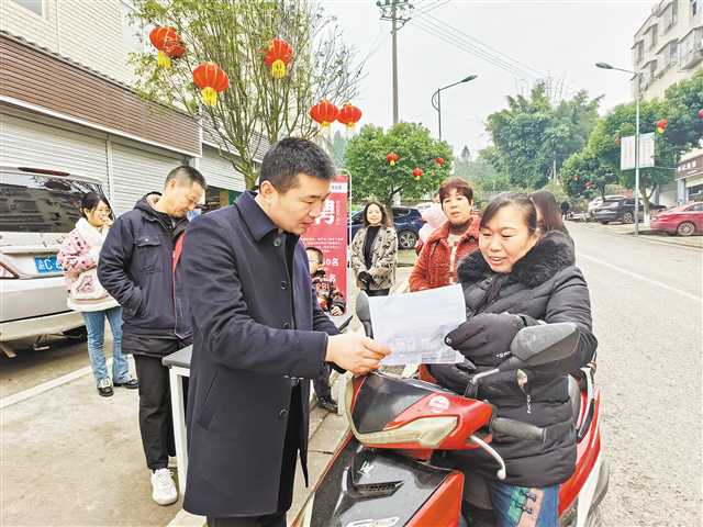 新春走基层|铜梁小林镇：赶场天街头忙招工