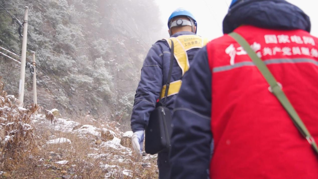 国网重庆巫溪供电公司员工在刀片山上对电力线路开展特巡，为春节期间平稳供电保驾护航。通讯员 彭子纹 摄