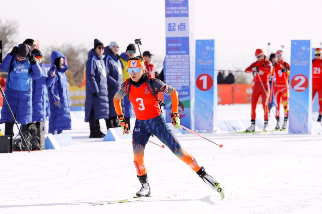重庆运动员张岩（3号号码布）参加冬季两项公开组女子10公里追逐比赛，图为张岩出发瞬间。华龙网特派记者 石涛 摄