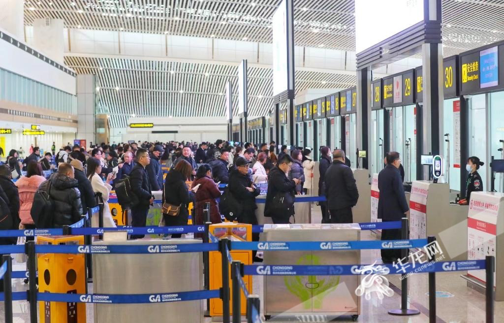 重庆江北国际机场连续三天客流超历史纪录 最高单日客流量达16.32万人次