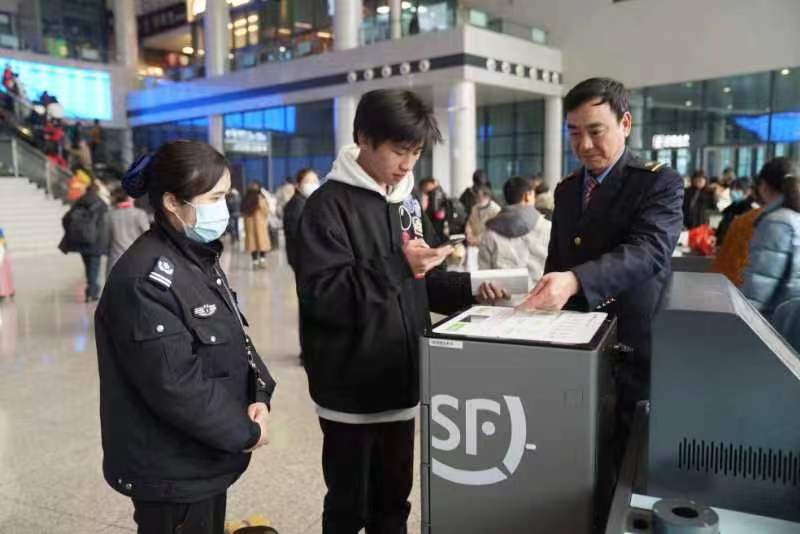 便民服务再升级 重庆火车站寄件柜投用