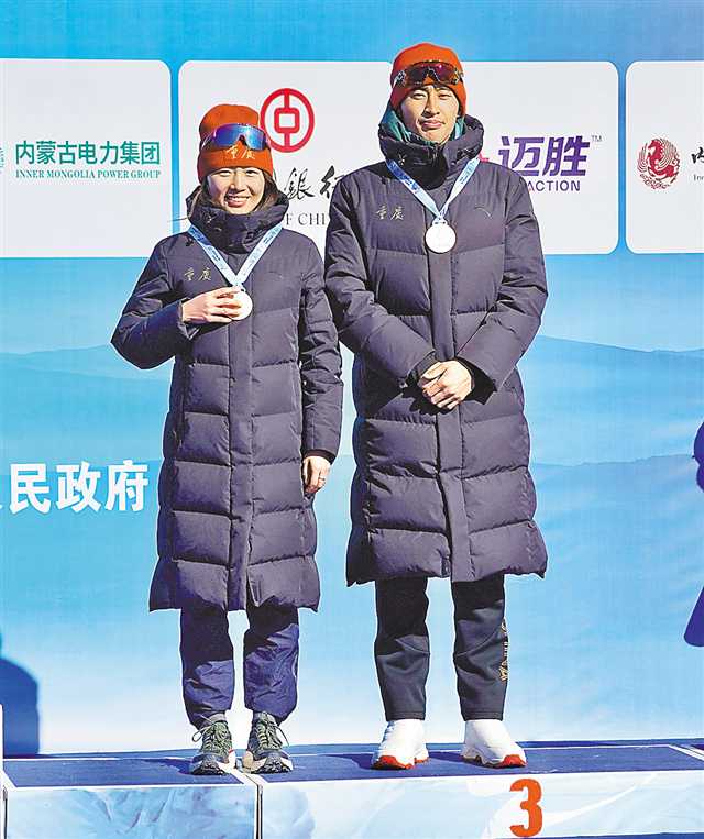 张岩获得“十四冬”公开组女子短距离7.5公里比赛铜牌 重庆运动员夫妻档同台领奖